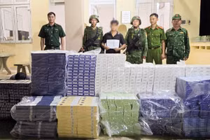 Bộ đội Biên phòng tỉnh Tây Ninh bắt giữ đối tượng và tang vật. (Ảnh: HẢI BẰNG)