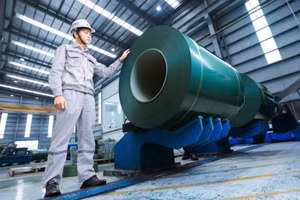 Dây chuyền sản xuất tôn màu tại nhà máy của Tập đoàn Hòa Phát. (Ảnh: NGUYỄN NGHI)