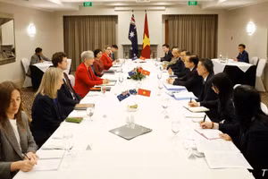 Bộ trưởng Ngoại giao Lê Hoài Trung và Bộ trưởng Ngoại giao Australia Penny Wong đồng chủ trì Hội nghị Bộ trưởng Ngoại giao Việt Nam-Australia lần thứ 8. (Ảnh: Thống Nhất/TTXVN)