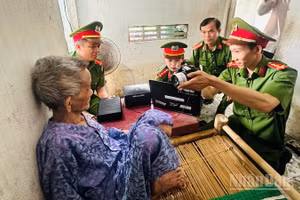 Những ngày cuối tuần, cán bộ, chiến sĩ Công an xã Nghĩa Hành phục vụ nhân dân theo yêu cầu công việc thực tế ở cơ sở.