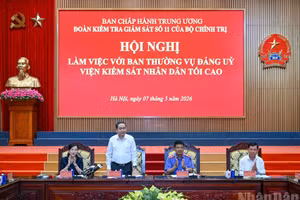 Chủ tịch Quốc hội Trần Thanh Mẫn, Trưởng Đoàn kiểm tra, giám sát số 11 của Bộ Chính trị chủ trì hội nghị. (Ảnh: DUY LINH)