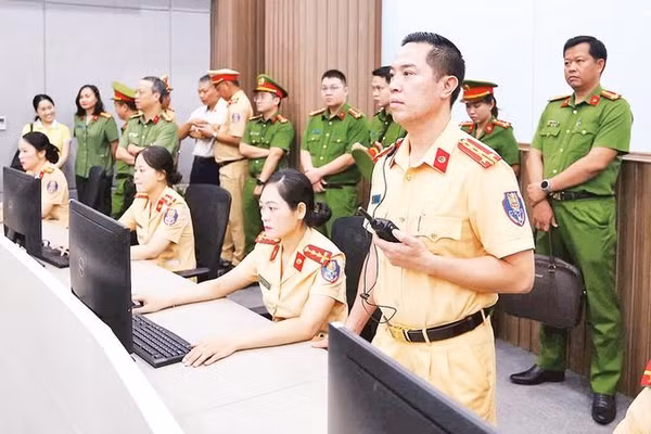 Các đơn vị nghiệp vụ Công an Thành phố Hồ Chí Minh vận hành Tổ tiếp nhận, xử lý thông tin khẩn cấp.