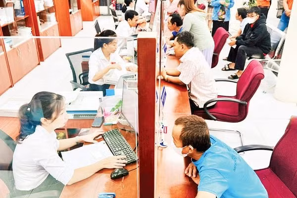 Người dân thực hiện thủ tục hành chính tại phường Bà Rịa.
