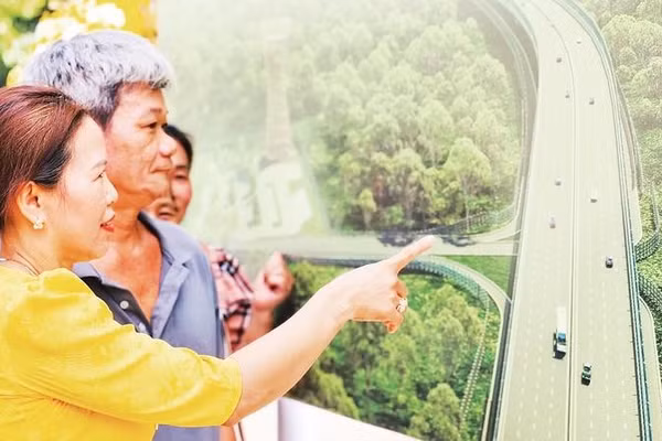 Người dân phường Trị An xem phối cảnh đường trên cao xuyên rừng Mã Đà.