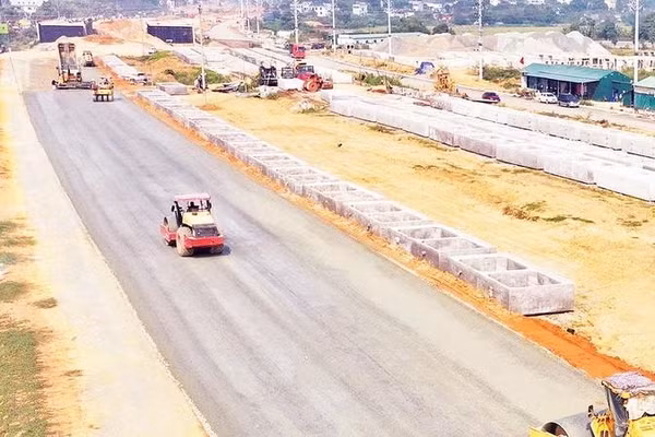 Đường song hành phải của dự án đang được gấp rút thi công để hoàn thành trước ngày 30/10/2026 (Ảnh THÀNH ĐẠT)