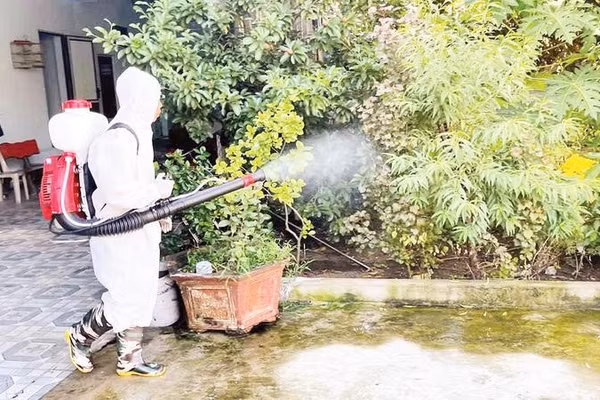 Nhân viên y tế phun hóa chất diệt muỗi, phòng chống bệnh sốt xuất huyết ở Thanh Hóa.