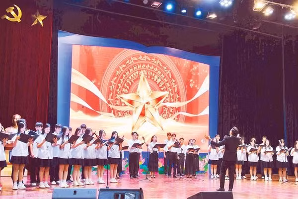 Màn hợp xướng “Ca ngợi Tổ quốc” do Hanoi Choir hòa giọng cùng học sinh Hà Nội-Amsterdam dưới sự chỉ huy của thầy giáo Mạnh Trường tại tiết học “Điểm chạm của cảm xúc”.