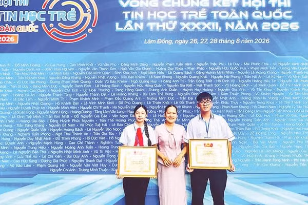 Hai học sinh Hồ Đức Việt và Hồ Ngọc Huyền Nhi cùng cô giáo hướng dẫn (Ảnh TƯ LIỆU)