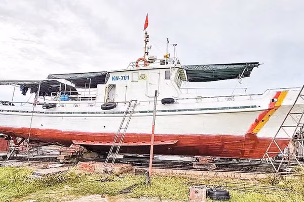 Tàu KN-701-NA được đưa lên để sửa chữa.