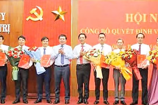 Lãnh đạo tỉnh Quảng Trị trao quyết định và tặng hoa các cán bộ được điều động, phân công, chỉ định nhiệm vụ (Ảnh HƯƠNG GIANG)