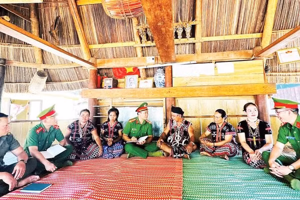 Công an xã A Vương, thành phố Đà Nẵng tuyên truyền chính sách, pháp luật cho đồng bào Cơ Tu tại địa phương.