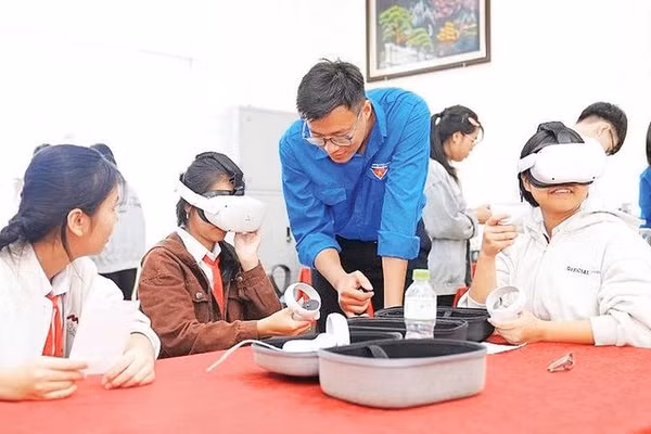 Học sinh xã biên giới Hướng Phùng lần đầu tiên được trải nghiệm thiết bị thực tế ảo trong khuôn khổ ngày hội “Bình dân học vụ số”.