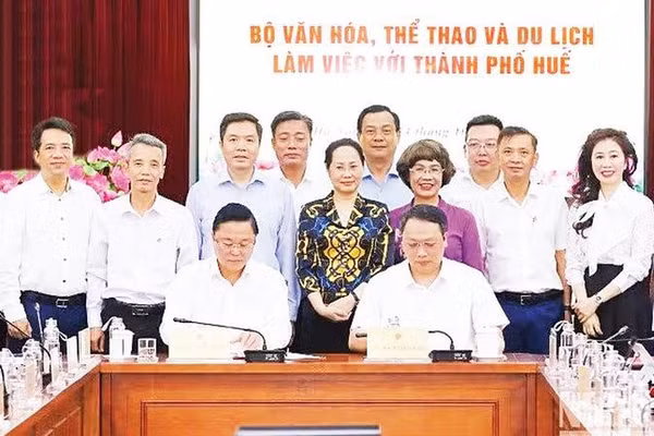 Lễ ký kết Kế hoạch phối hợp hành động về phát triển văn hóa, thể thao và du lịch đến năm 2030 (Ảnh NGỌC HIẾU)