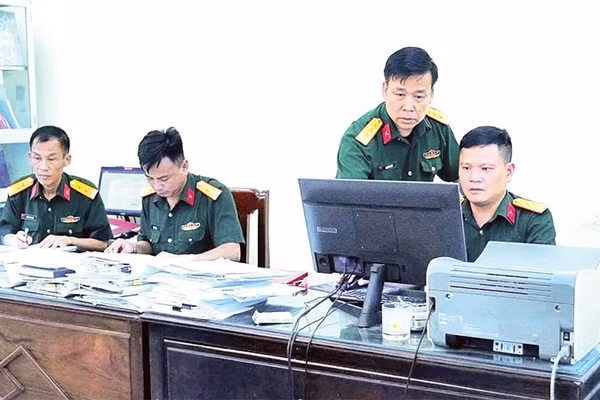 Cán bộ, chiến sĩ Bộ Chỉ huy Quân sự tỉnh rà soát, tổng hợp thông tin phục vụ tìm kiếm, quy tập và xác định danh tính hài cốt liệt sĩ (Ảnh BÍCH THU)