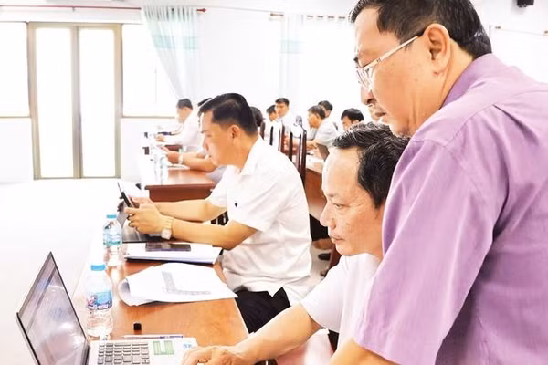 Cán bộ Văn phòng Đăng ký đất đai thành phố Cần Thơ đối soát dữ liệu đất đai và dữ liệu dân cư.