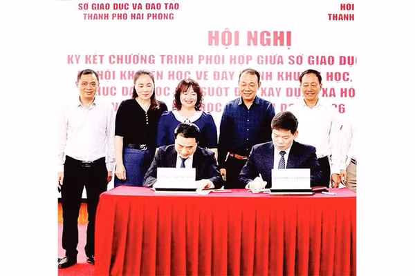 Lễ ký chương trình phối hợp đẩy mạnh công tác khuyến học, khuyến tài, xây dựng.