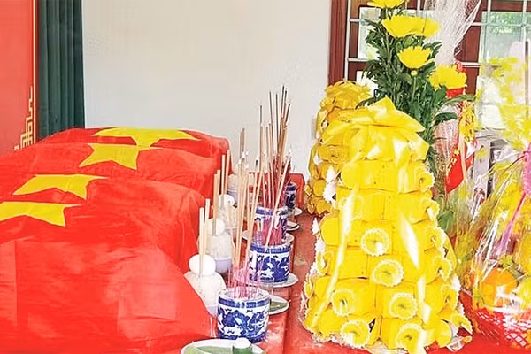 Hài cốt liệt sĩ được bảo quản, hương khói tại Đội 584, Phòng Chính trị, Bộ Chỉ huy quân sự tỉnh Quảng Trị.