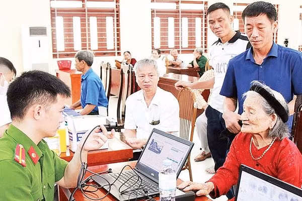 Cán bộ Phòng Cảnh sát quản lý hành chính về trật tự xã hội (Công an thành phố Bắc Ninh) thu nhận thông tin thân nhân liệt sĩ chưa xác định thông tin, phần mộ (Ảnh TUYẾT MAI)