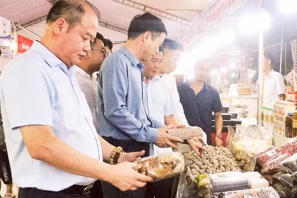 Các đại biểu tham quan phiên chợ kết nối, quảng bá sản phẩm OCOP và đặc sản vùng miền phường Phủ Lý.