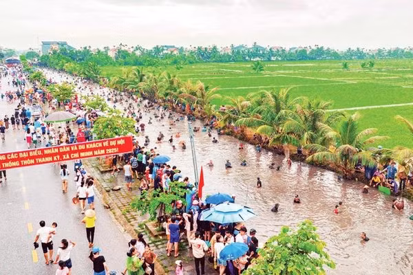 Hội đùa nơm (bắt cá bằng nơm) bên cánh đồng canh tác hữu cơ lúa-rươi-cáy ở xã Chí Minh.