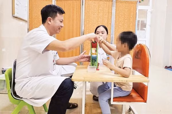 Các bác sĩ và kỹ thuật viên điều trị cho trẻ tự kỷ.