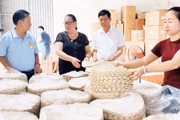 Nghệ nhân Ưu tú Phạm Thị Ngắn (thứ 2, từ trái sang), chủ doanh nghiệp sản xuất và xuất nhập khẩu hàng thủ công mỹ nghệ Tây An là một tấm gương sáng về tự học.