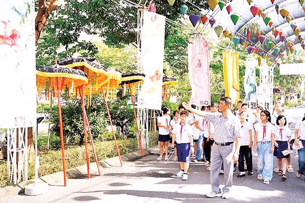 Các em học sinh tham quan những sản phẩm tạo hình lấy cảm hứng từ di sản Thánh Gióng qua chương trình.
