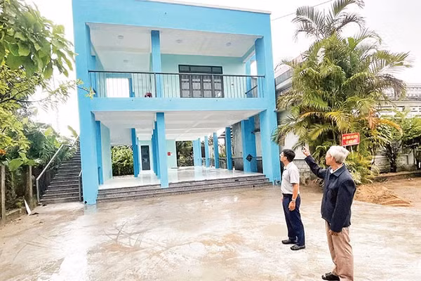 Nhà sinh hoạt cộng đồng kết hợp phòng tránh lũ thôn Phú Hữu, xã Hòa Thịnh được xây dựng khang trang.