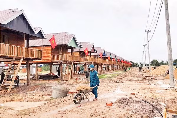 Cán bộ, chiến sĩ thuộc Bộ Chỉ huy quân sự tỉnh Gia Lai phối hợp các cấp chính quyền giúp người dân di dời, dựng nhà tại nơi ở mới.