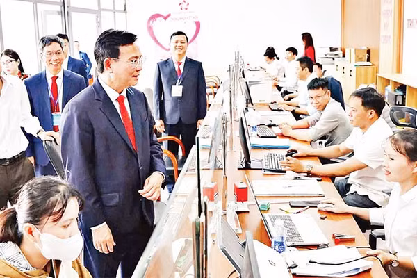 Chủ tịch Ủy ban nhân dân tỉnh Lâm Đồng Hồ Văn Mười kiểm tra việc giải quyết thủ tục hành chính tại xã Nhân Cơ (Ảnh MAI VĂN BẢO)