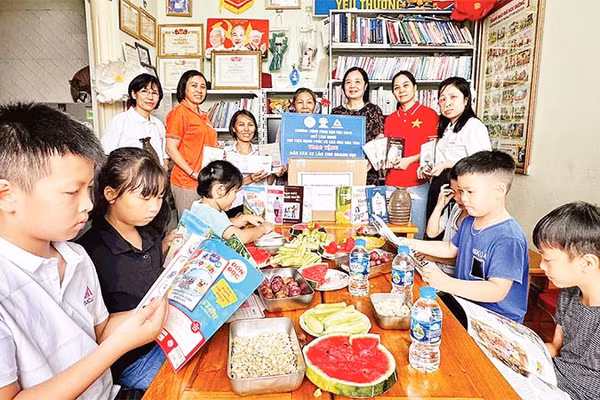 Nguyễn Thị Thanh Nhàn (ngoài cùng bên phải) là một trong những người đồng sáng lập Công ty cổ phần Phát triển xã hội hạnh phúc.