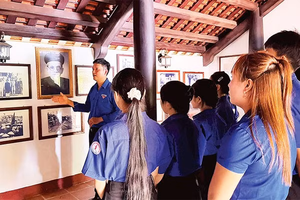 Các bạn trẻ xã Thạnh Bình tìm hiểu về cuộc đời và sự nghiệp của cụ Huỳnh Thúc Kháng.