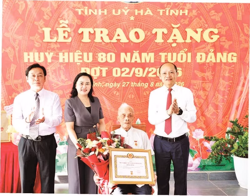 Đồng chí Đặng Tưng nhận Huy hiệu 80 năm tuổi đảng.