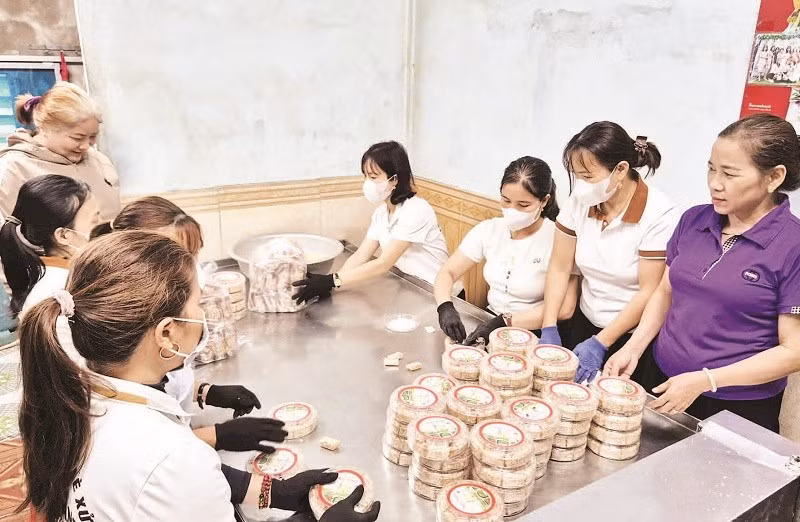 Đóng gói sản phẩm tại cơ sở bánh kẹo Ngọc Thắng ở xã Triệu Cơ, tỉnh Quảng Trị.
