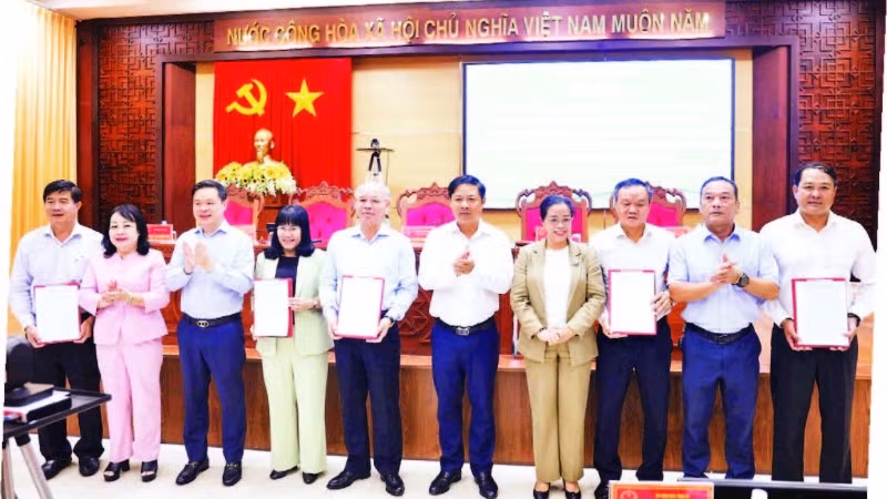 Tỉnh ủy Đắk Lắk trao quyết định thành lập 5 tổ công tác (Ảnh CÔNG LÝ)