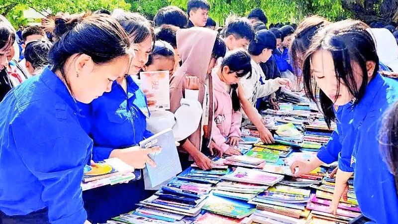 Thư viện tỉnh Đắk Lắk đưa sách về các trường học phục vụ nhu cầu đọc sách của học sinh.