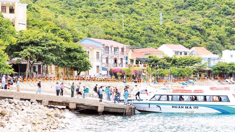 Vào mùa cao điểm trung bình một ngày có hơn 2.000 lượt khách ra vào tham quan đảo Cù Lao Chàm.