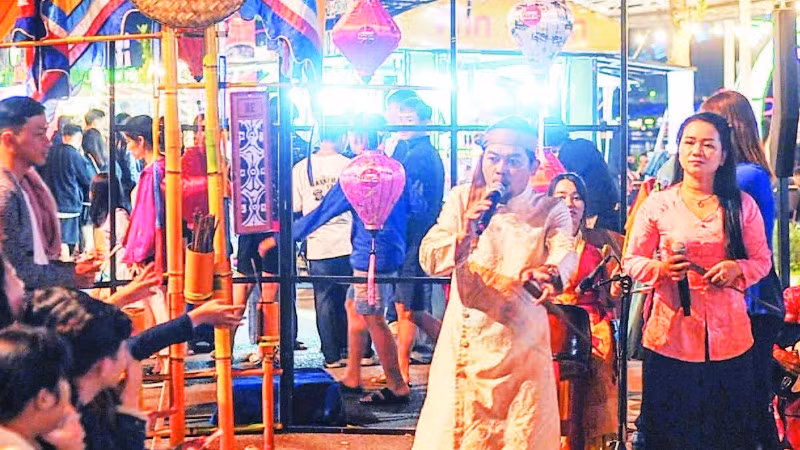 Nghệ nhân biểu diễn hô hát bài chòi tại Phố đi bộ Bạch Đằng (thành phố Đà Nẵng).