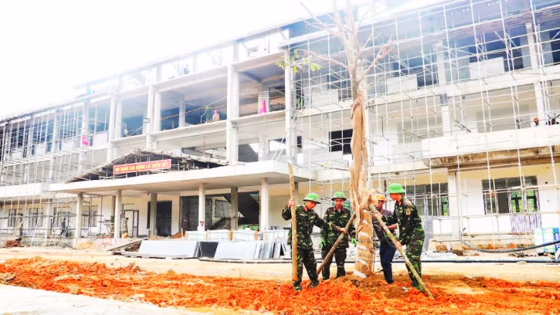 Cán bộ, chiến sĩ Bộ Chỉ huy quân sự thành phố Huế tham gia hỗ trợ thi công tại các điểm trường.
