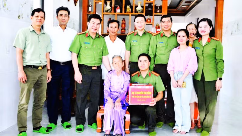 Bộ Tư lệnh Cảnh vệ cùng chính quyền địa phương thăm tặng quà Mẹ Việt Nam Anh hùng Trần Thị Liền, sinh năm 1930 ở thôn Nam Sơn, xã Bến Hải.