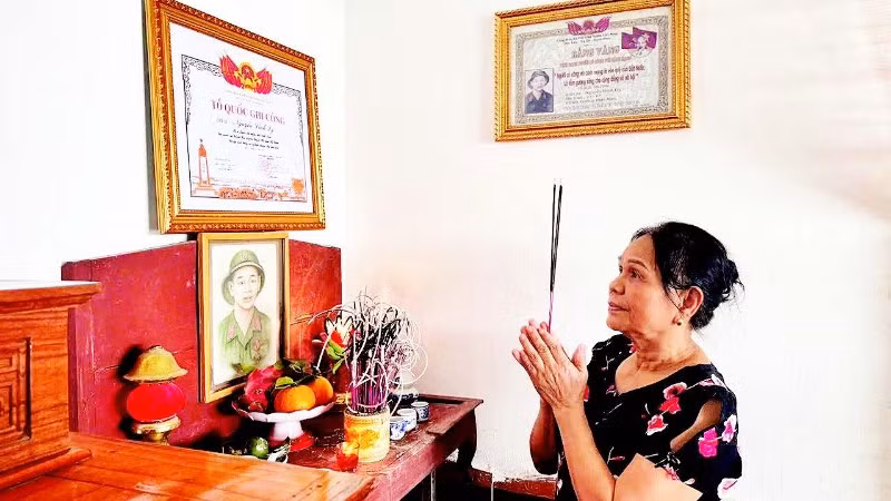 Gia đình bà Trần Thị Lan ở xã Đồng Tiến phấn khởi khi được cấp lại Bằng Tổ quốc ghi công để thờ cúng, tri ân liệt sĩ.