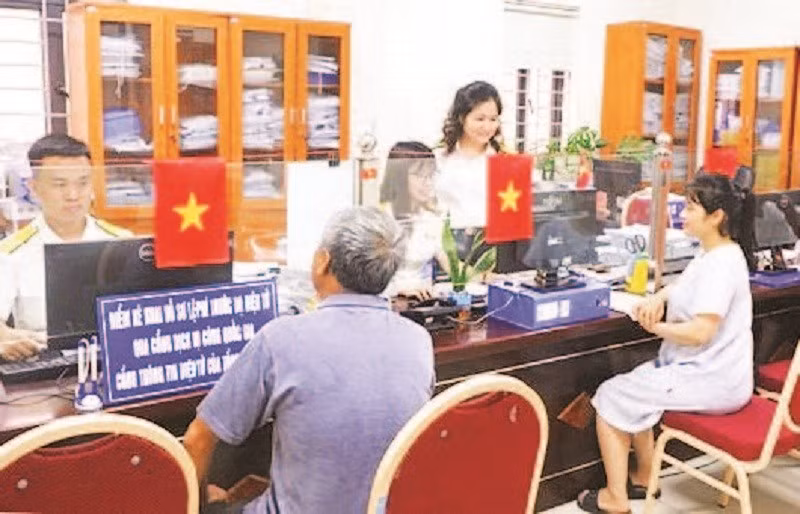Hỗ trợ giải quyết thủ tục hành chính cho người nộp thuế tại bộ phận một cửa cơ quan Thuế thành phố Hà Nội.
