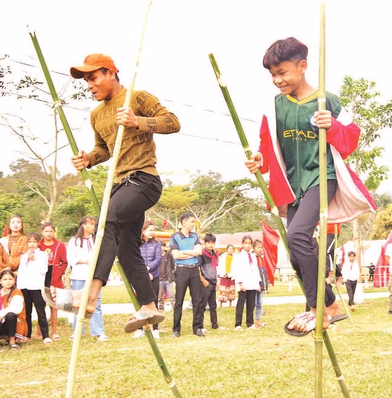 Sôi động hội thi đi cà kheo ở xã Kim Phú.