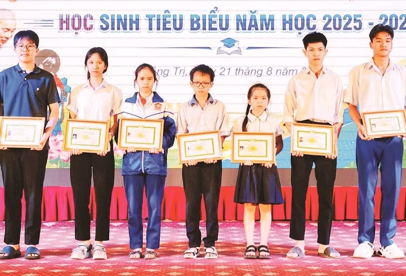 Các học sinh mồ côi vừa được kết nạp vào Quỹ Cho Con.