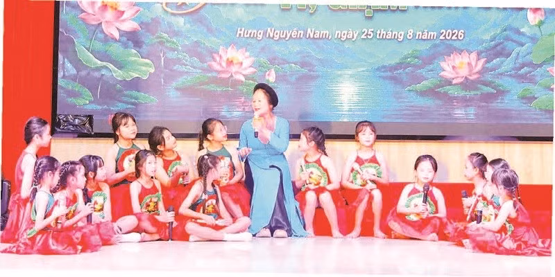 Nghệ nhân Ưu tú Nguyễn Thị Hương, người gieo mầm tình yêu dân ca ví, giặm Nghệ Tĩnh cho thế hệ trẻ.