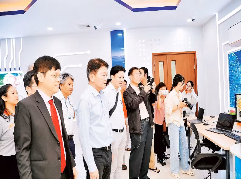Các nhà đầu tư đến từ Thái Lan tham quan, tìm hiểu nguồn nhân lực chất lượng cao tại Trường đại học FPT Quy Nhơn.