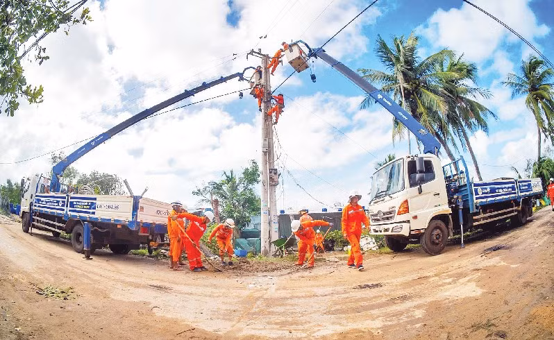 Công nhân Công ty Điện lực Đắk Lắk nỗ lực khắc phục sự cố điện do cơn bão số 13 gây ra.