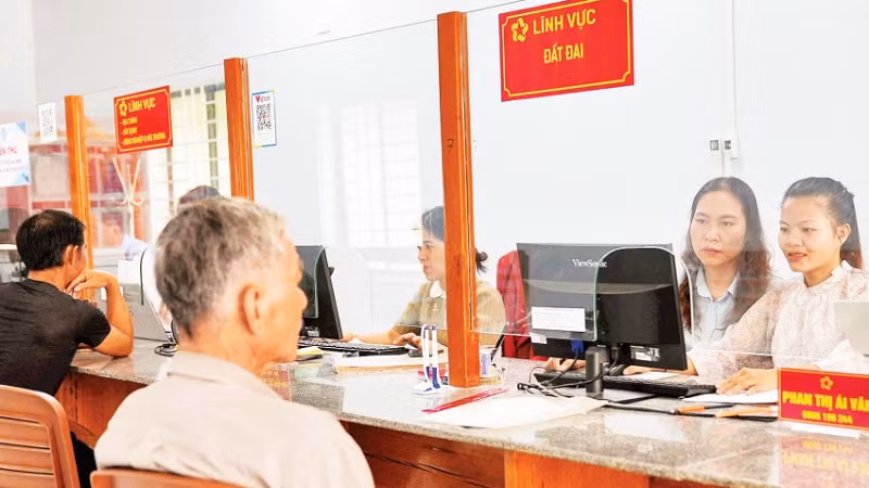 Chị Phan Thị Ái Vân (thứ hai từ phải sang) được biệt phái về xã Sơn Cẩm Hà hỗ trợ địa phương tiếp nhận, giải quyết hồ sơ lĩnh vực đất đai cho người dân.