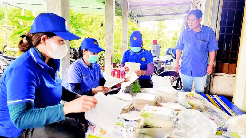 Sản xuất bánh tráng tại Cơ sở sản xuất bánh tráng Mạnh Tài.