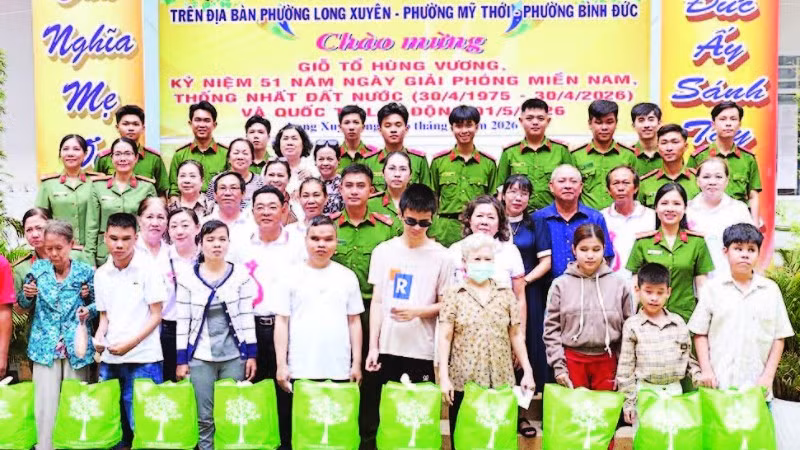 Trao quà tặng người khiếm thị các phường Long Xuyên, Bình Đức, Mỹ Thới.